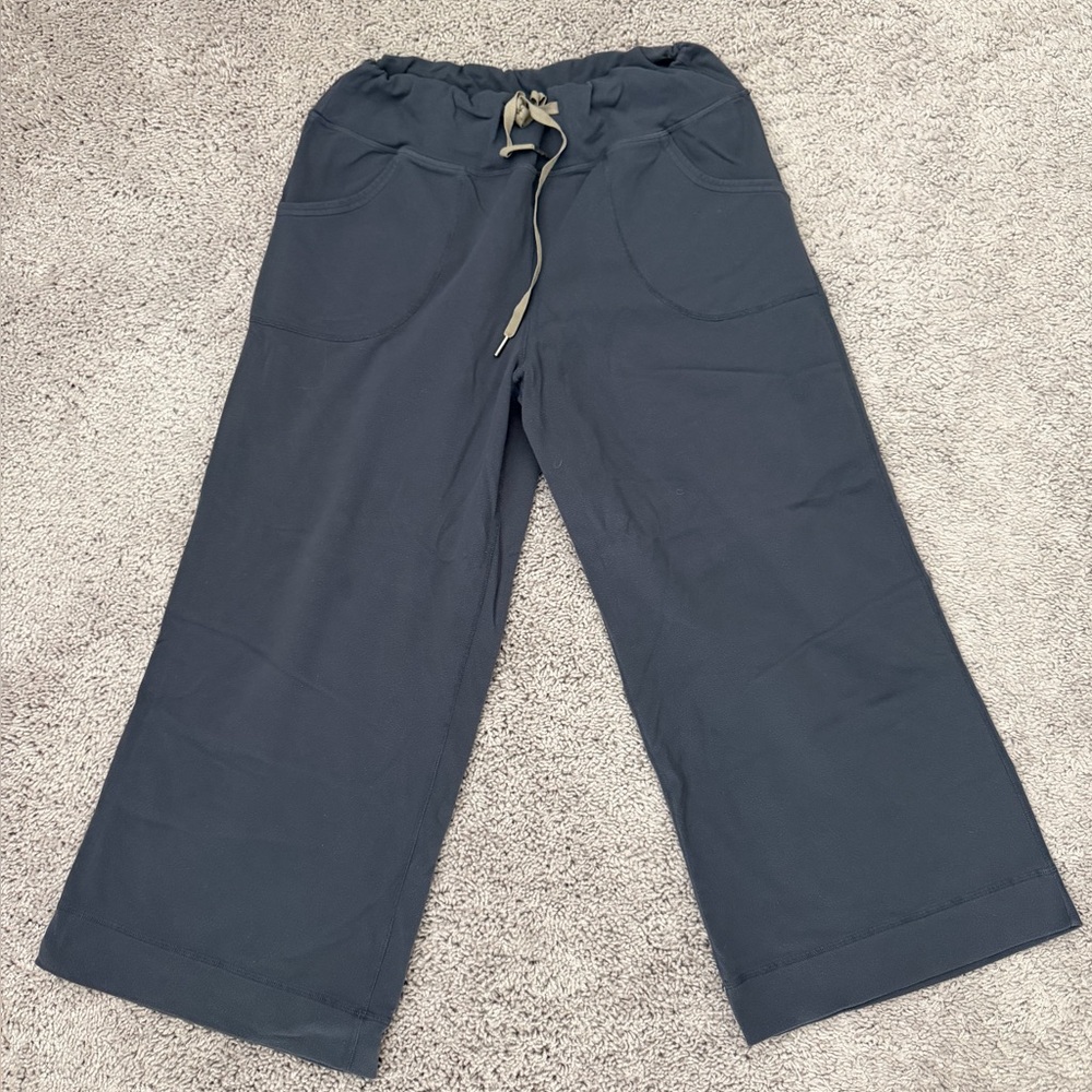 Lululemon Wide Leg Cropped sweatpants size 8 like new condition - Picture 2 of 3